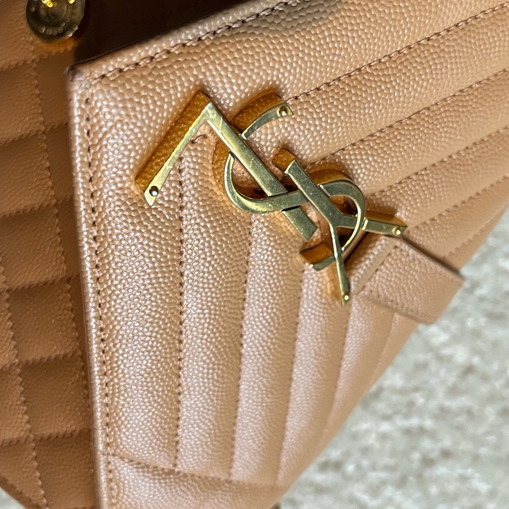 YSL envelope triquilt shoulder bag in grained leather medium size - Picture 9 of 16